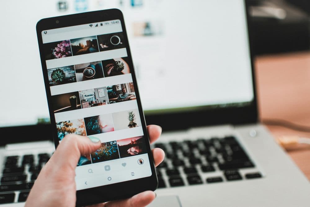 Site vitrine élégant présentant une entreprise sur ordinateur et mobile
