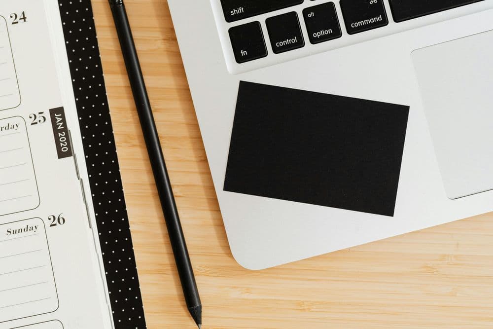 Cartes de visite sur un bureau