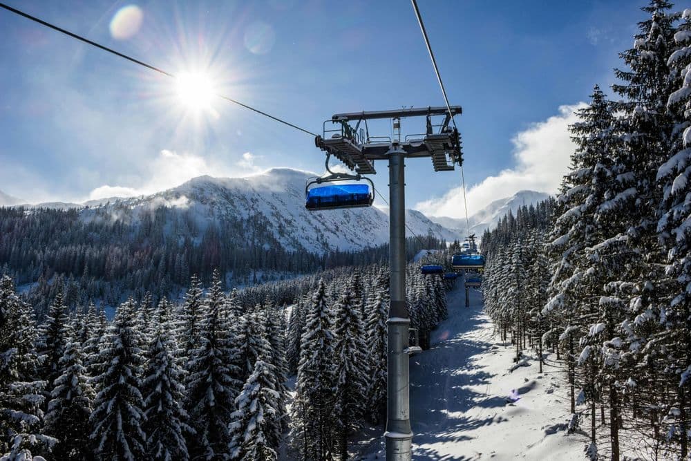 Télésiège dans une station de ski
